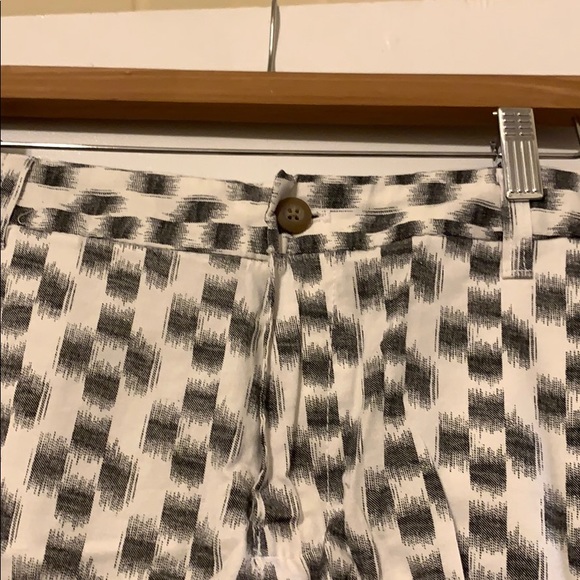 Black/White Patterned Gap 4” Shorts Size 18 - Picture 3 of 5